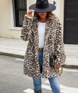 Manteau en fausse fourrure léopard à texture pelucheuse dans un look de rue hivernal chic