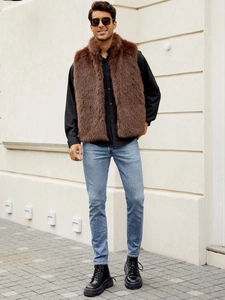 Photo street style d'un gilet pour homme en fausse fourrure marron foncé à poils longs