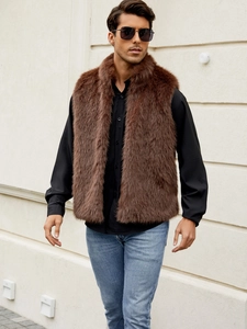 Texture détaillée en peluche d'un gilet en fausse fourrure marron pour homme de qualité