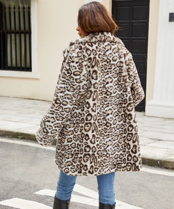 Détail de la texture en fausse fourrure haute densité et imprimé léopard sur manteau