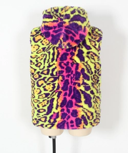 Vue arrière détaillée du gilet à capuche en fausse fourrure léopard néon texturé doux