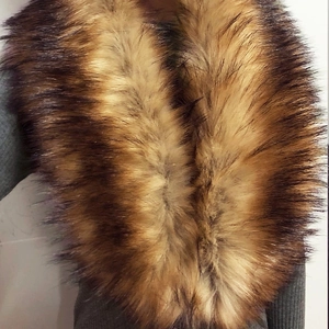 Col en fourrure synthétique marron et doré, texture moelleuse pour décoration de manteau