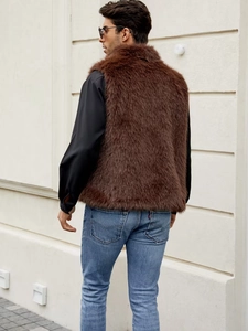 Vue détaillée du gilet de luxe en fausse fourrure marron pour homme avec jean bleu