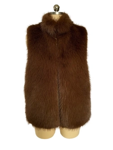 Détail du gilet en fausse fourrure de renard marron avec texture pelucheuse et col montant