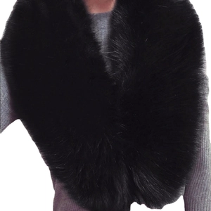 Col luxueux en fausse fourrure noire pour femme sur un pull en maille grise