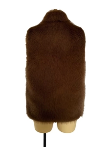 Vue arrière d'un gilet épais en fausse fourrure de renard marron pour homme avec col montant