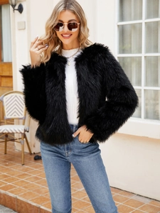 Giacca chic in ecopelliccia nera con maniche lunghe e consistenza soffice per le donne