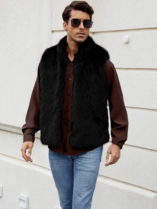 Gilet en fausse fourrure noire pour homme avec chemise marron pour un style automnal chic