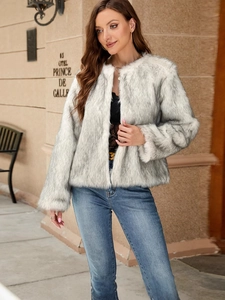 Veste courte en fausse fourrure gris clair pour femme avec une coupe ouverte élégante