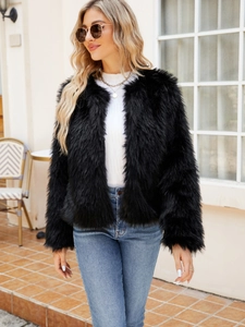 Giacca corta in pelliccia sintetica nera da donna con texture soffice per look invernali