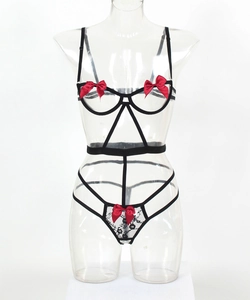 Vue détaillée d'un ensemble de lingerie en dentelle noire avec des nœuds en satin rouge