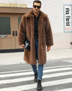 Brauner Herren-Kunstpelzmantel mit dicker Plüschtextur und warmem Winter-Streetstyle-Look