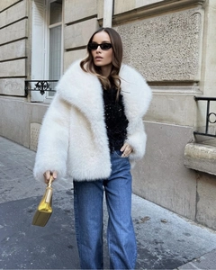 Détail du manteau en fausse fourrure blanche avec revers XXL et texture duveteuse