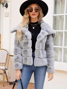 Short faux fur jacket for women with large lapel and square quilted pattern in light grey