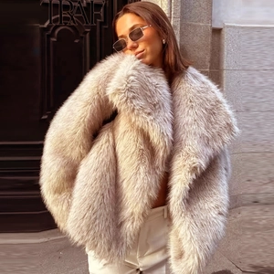 Détail du manteau en fausse fourrure avec grand revers et texture douce pour un look urbain