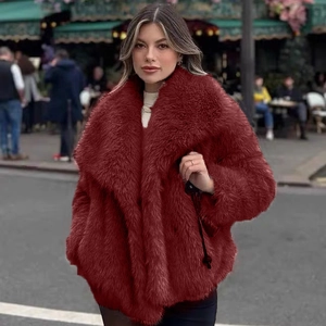 Détail d'un manteau en fausse fourrure bordeaux avec grand revers et peluche