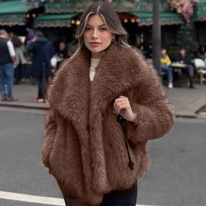 Détails du manteau en fausse fourrure marron foncé avec revers et texture moelleuse