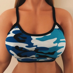 Détail de la brassière de sport camouflage bleu avec fines bretelles et bordure noire