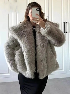Manteau élégant en fausse fourrure grise pour femme avec revers et boutons chic
