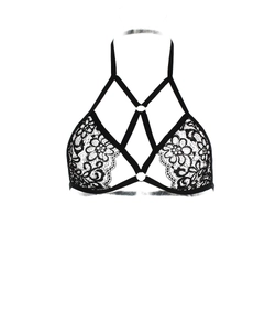 Détail d'une brassière en dentelle noire avec lanières sexy et anneau métallique