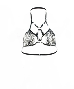 Détail d'un soutien-gorge en dentelle florale noire avec des lanières géométriques