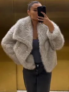 Détail du manteau en fausse fourrure gris clair avec grand revers et boutons clairs