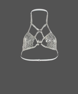Détails macro de ce soutien-gorge en dentelle florale blanche avec brides croisées