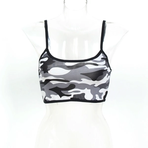 Vue détaillée du crop top camouflage avec fines bretelles et bordures noires