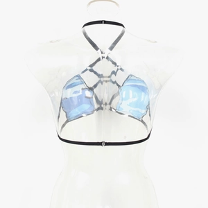Détail d'un haut de bikini camouflage bleu avec bretelles croisées et liens élastiques
