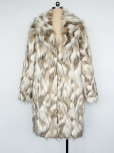 Détail d'un manteau en fausse fourrure multicolore avec texture épaisse et motif léopard