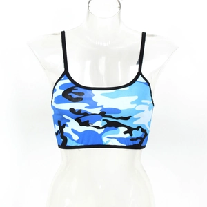 Vue détaillée du crop top camouflage bleu avec fines bretelles noires et tissu élastique