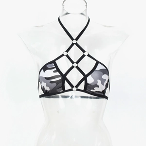Vue détaillée du soutien-gorge harnais camouflage avec anneaux et sangles croisées