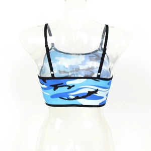 Détail du haut camisole bleu camouflage avec fines bretelles et coupe du dos