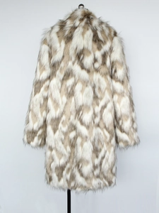 Vue arrière du long manteau en fausse fourrure à motif animal et col à revers