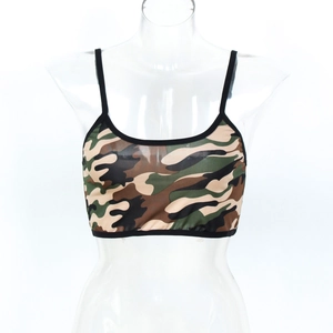 Détail d'un crop top de sport camouflage à fines bretelles et liseré noir de haute qualité
