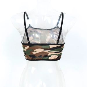 Détail du dos du crop top camouflage avec fines bretelles réglables et tissu élastique