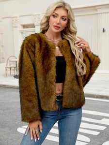 Nahaufnahme der braunen Kunstpelzjacke mit dicker Plüschstruktur und modischem Stil