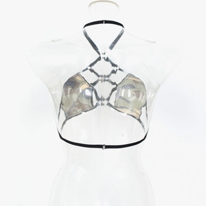 Détail d'un crop top camouflage avec bretelles croisées et design multi-liens sur un mannequin