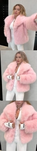 Détail du manteau rose en fausse fourrure avec larges revers et étiquettes manches