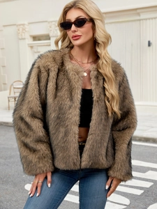 Nahaufnahme der dicken braunen Kunstpelzjacke mit modischem Streetstyle-Styling