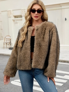 Detailstruktur der braunen Kunstpelzjacke mit flauschigem Farbverlauf in Fuchs-Optik