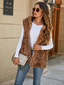 Dames vest met capuchon van imitatiebont in bruin slangenpatroon en blauwe jeans