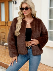 Detaillierte Textur der dicken braunen Webpelz-Kurzjacke für Damen im Streetstyle