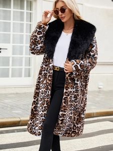 Manteau léopard en fausse fourrure pour femme avec large col noir et coupe longue chic