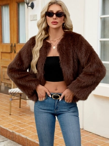 Detailstruktur des dicken dunkelbraunen Kunstfells dieser kurzen Herbst-Modejacke