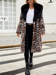 Manteau long chic en fausse fourrure léopard avec un grand col en fourrure noire pour l'hiver