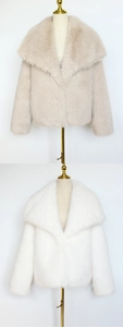 Détail des manteaux en fausse fourrure beige et blanc avec de grands revers sur mannequins