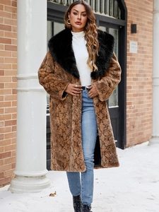 Manteau chic en fausse fourrure pour femme avec imprimé serpent et col noir
