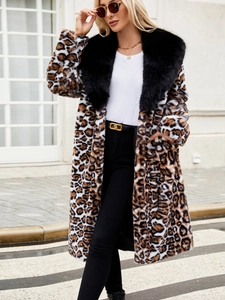 Manteau chic en fausse fourrure léopard avec un grand col en peluche noire pour l'hiver