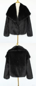 Détails avant et arrière du manteau noir en fausse fourrure avec grand col et fini brillant